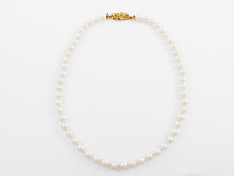 Collana di Perle Coltivate con Fermezza in Oro Giallo e Ebianco con Diamanti