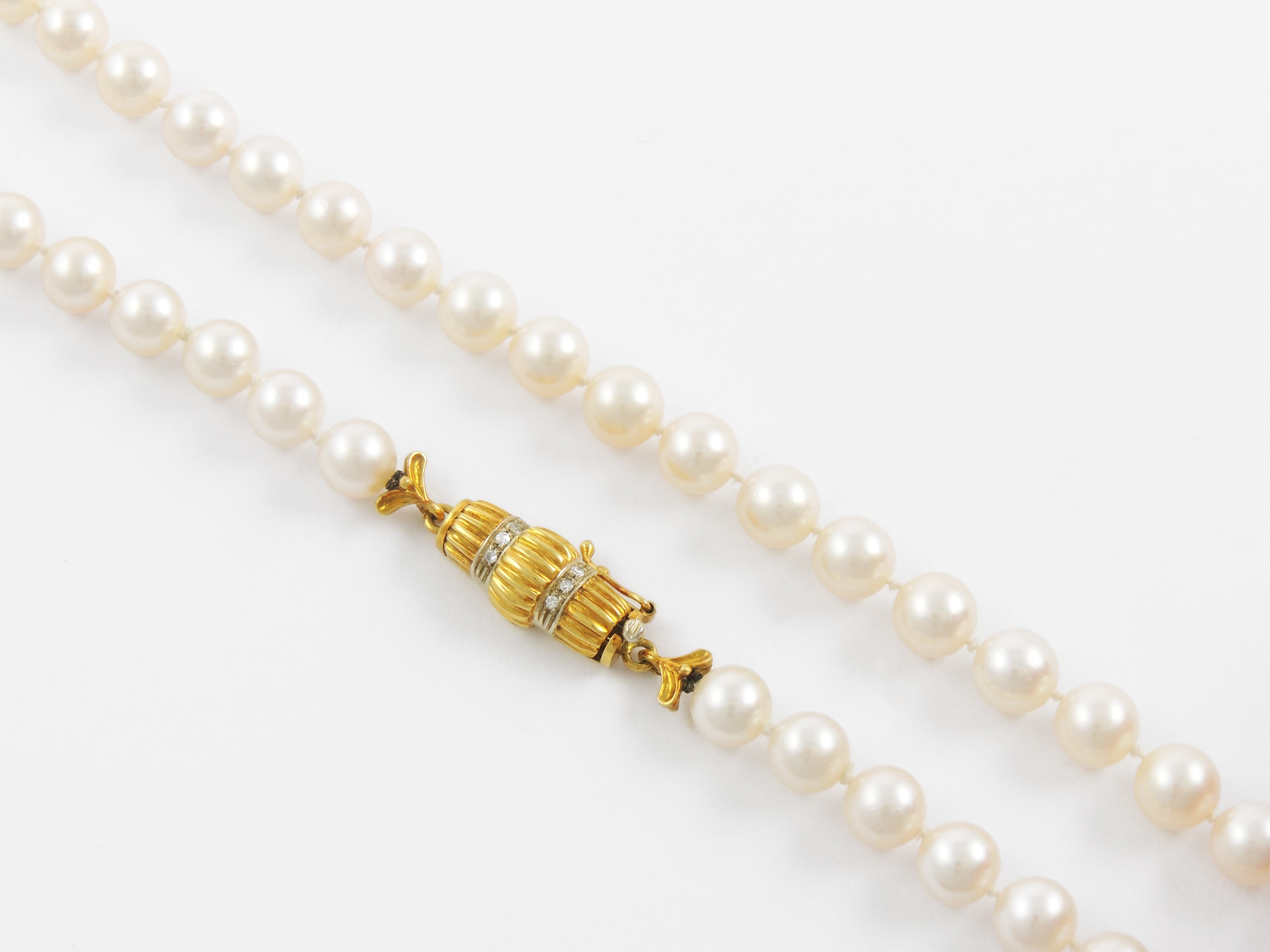Collana di Perle Coltivate con Fermezza in Oro Giallo e Ebianco con Diamanti