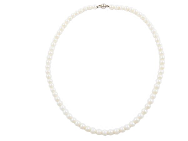 Collana di perle coltivate con fermezza in oro bianco