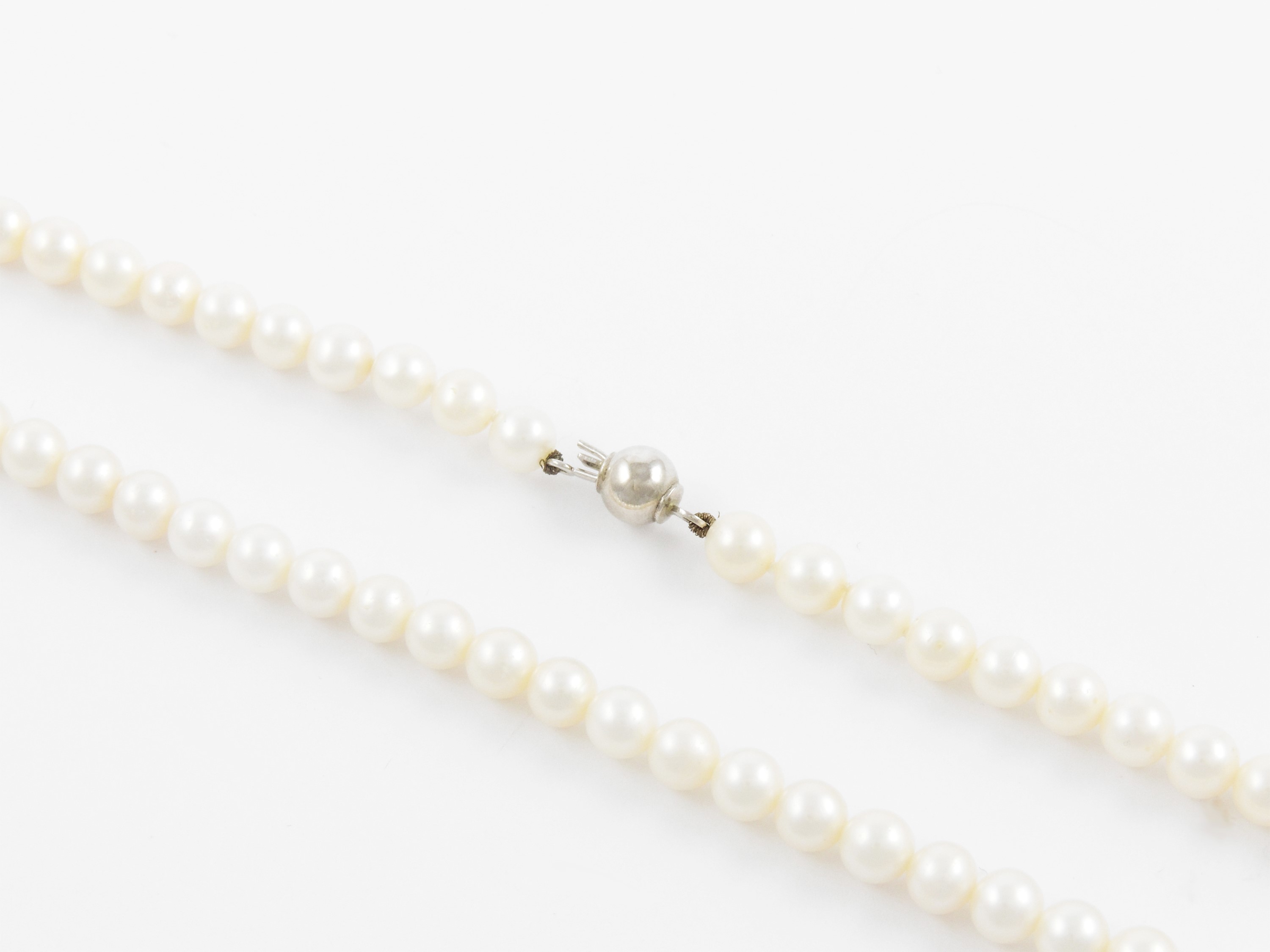 Collana di Perle Coltivate con Fermezza in Oro Bianco