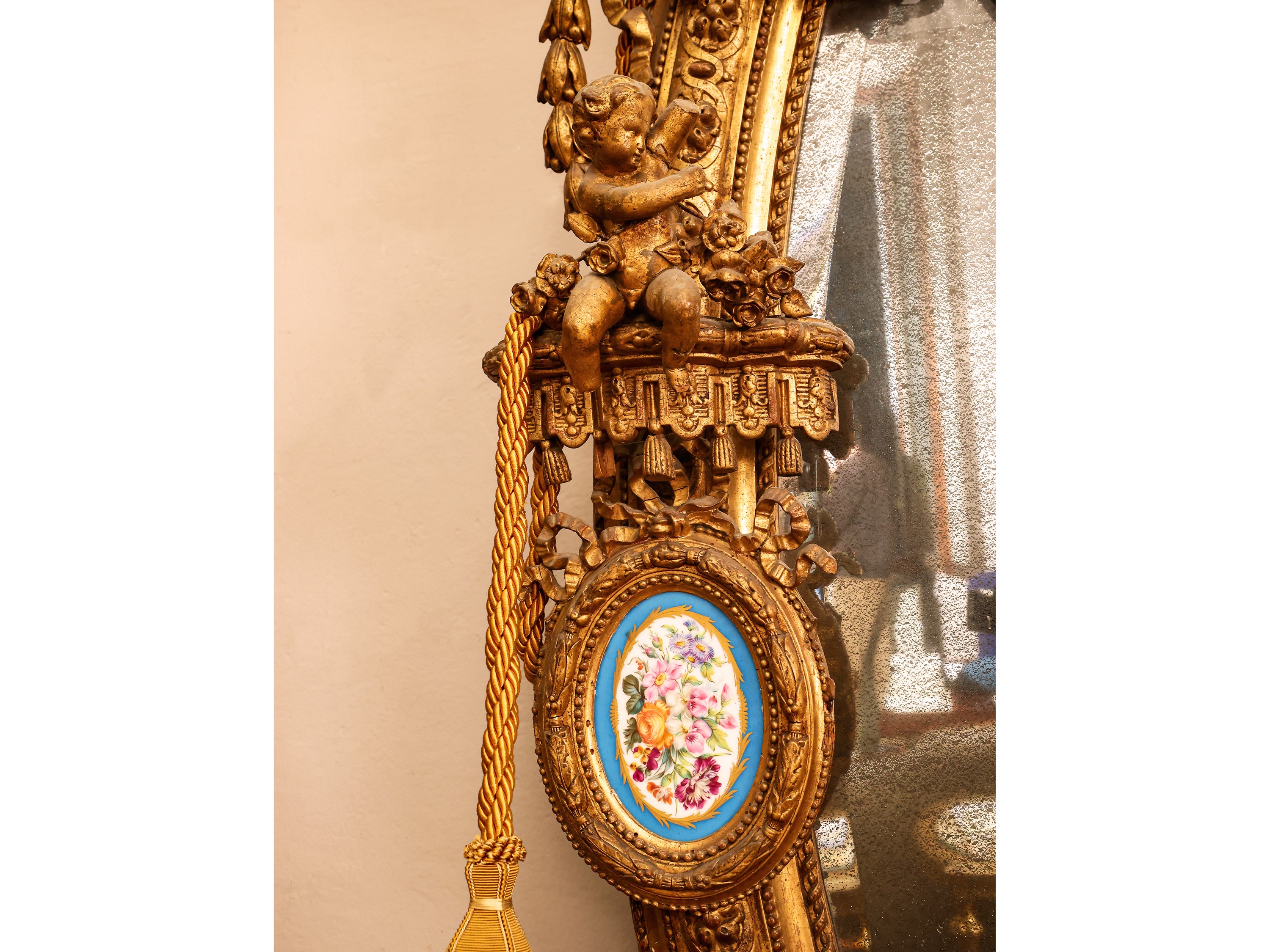 Grande Specchiera di Forma Ovale con Cornice in Legno Dorato e Pastiglia