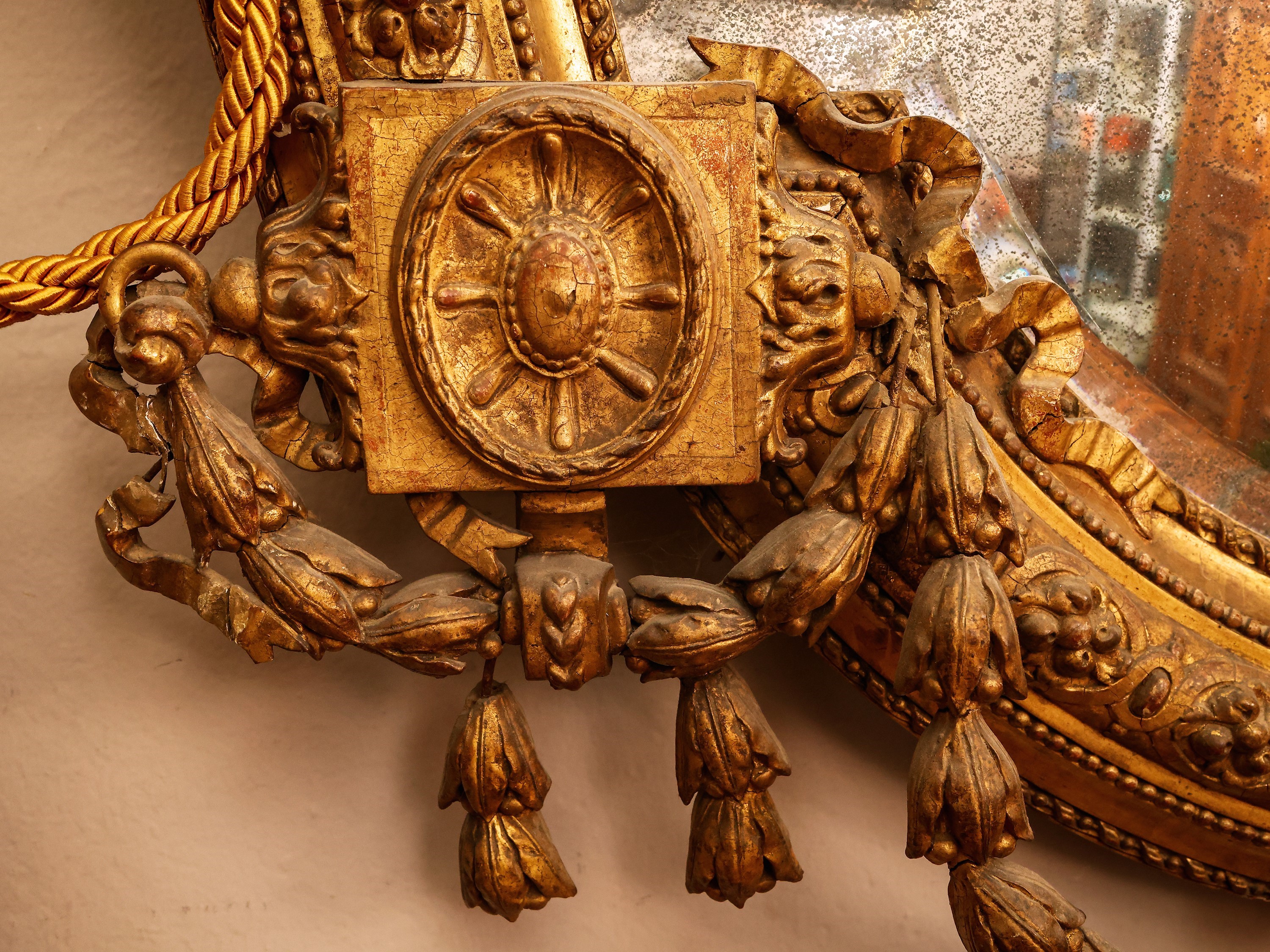 Grande Specchiera di Forma Ovale con Cornice in Legno Dorato e Pastiglia