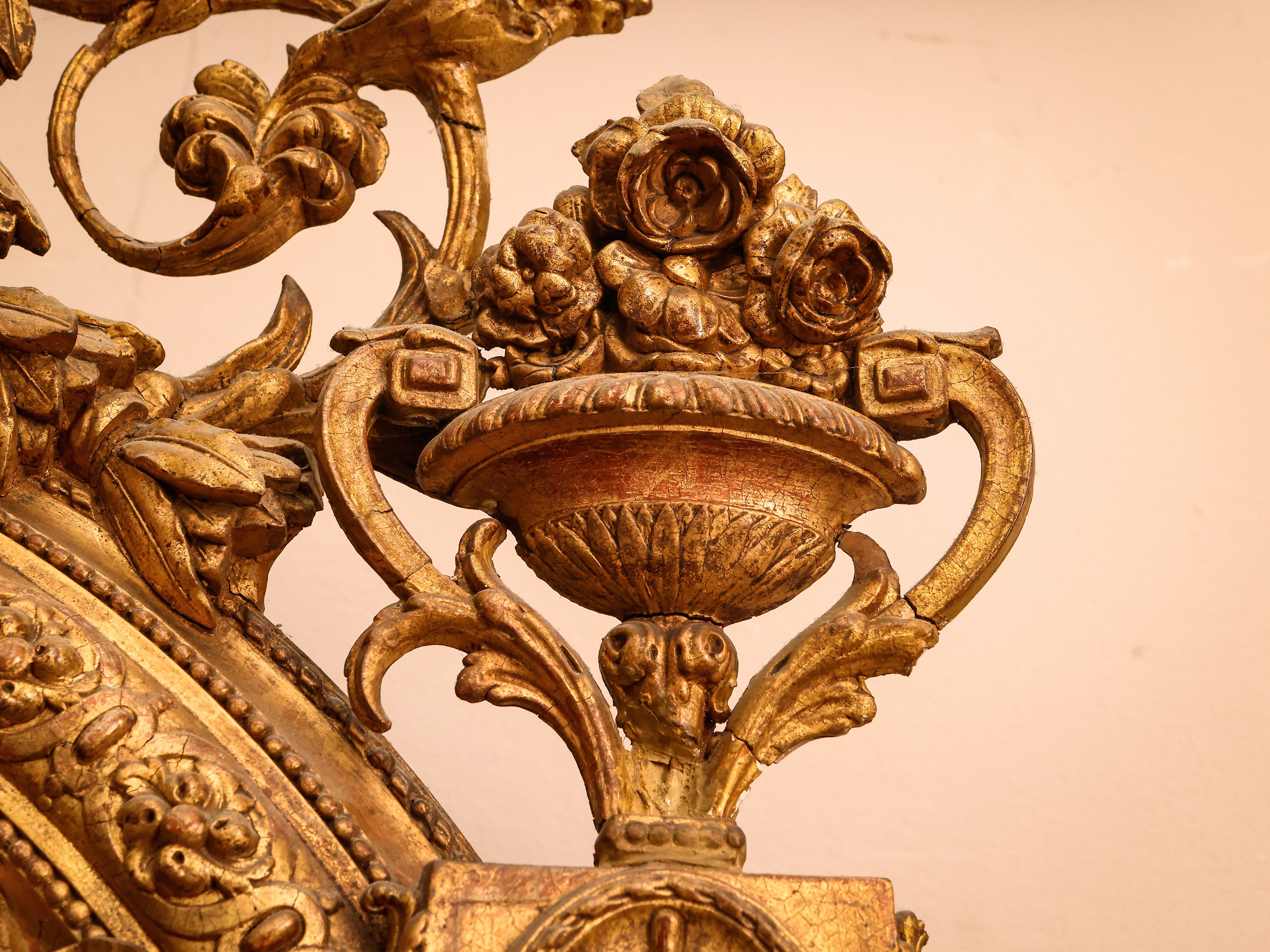 Grande Specchiera di Forma Ovale con Cornice in Legno Dorato e Pastiglia