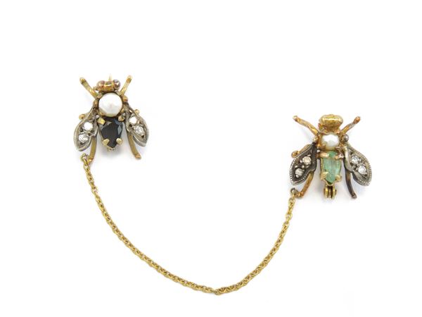 Coppia di spille animalier in oro a basso titolo e argento con diamanti, zaffiro, smeraldo e perle