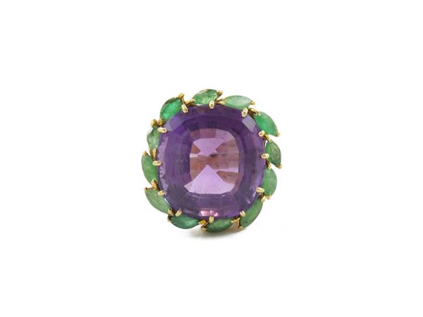 Yellow gold cocktail ring with emeralds and amethyst