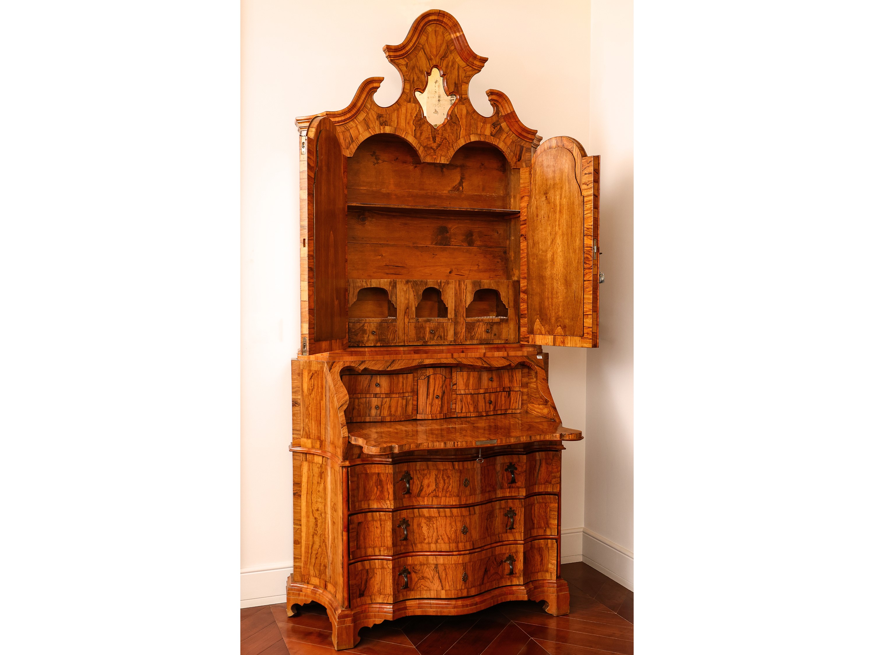 Piccolo trumeau impiallacciato in radica di noce