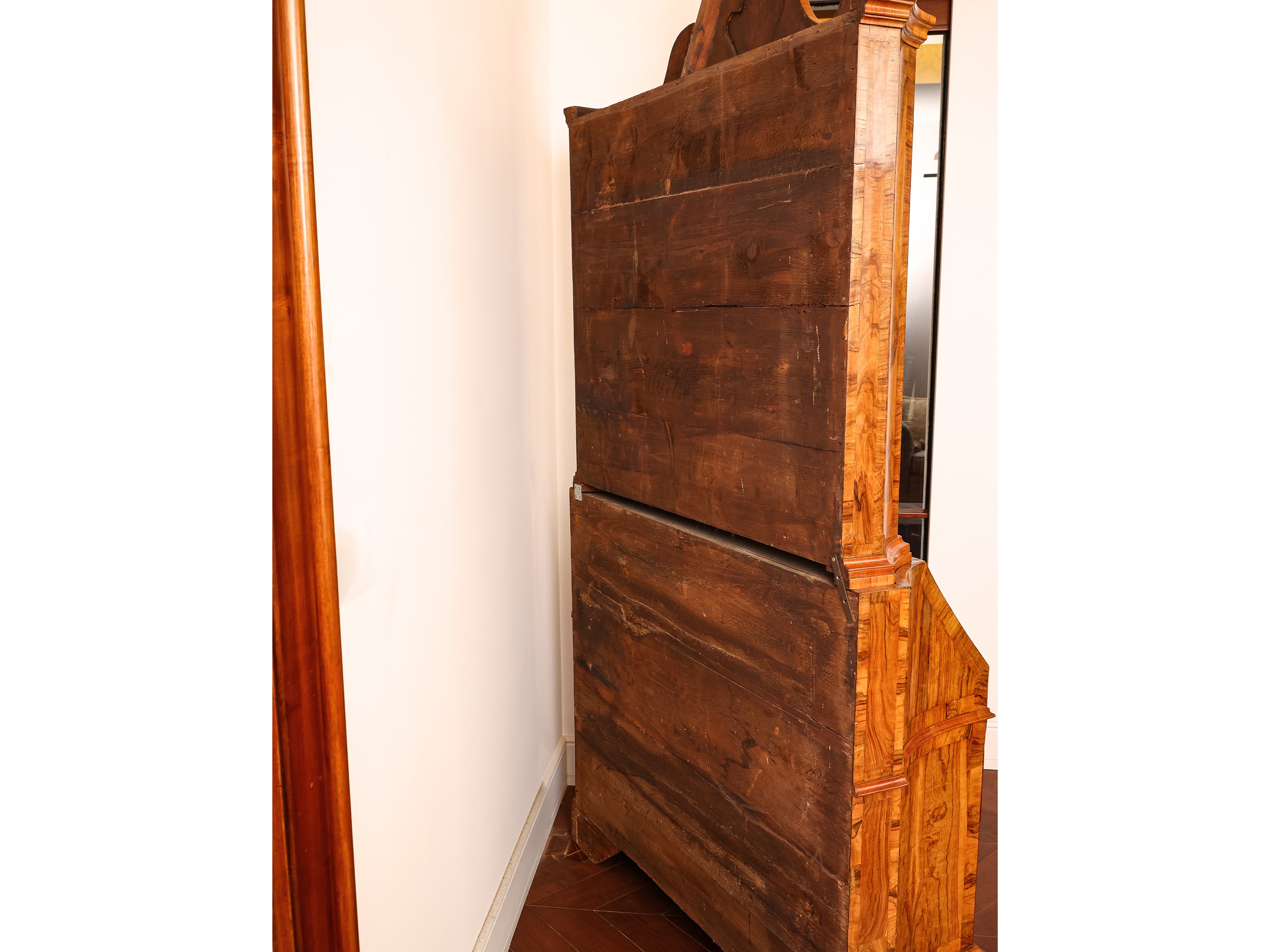 Piccolo trumeau impiallacciato in radica di noce