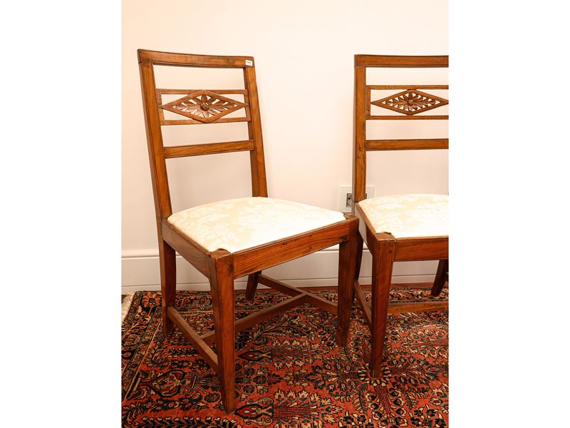 Coppia di sedie in noce