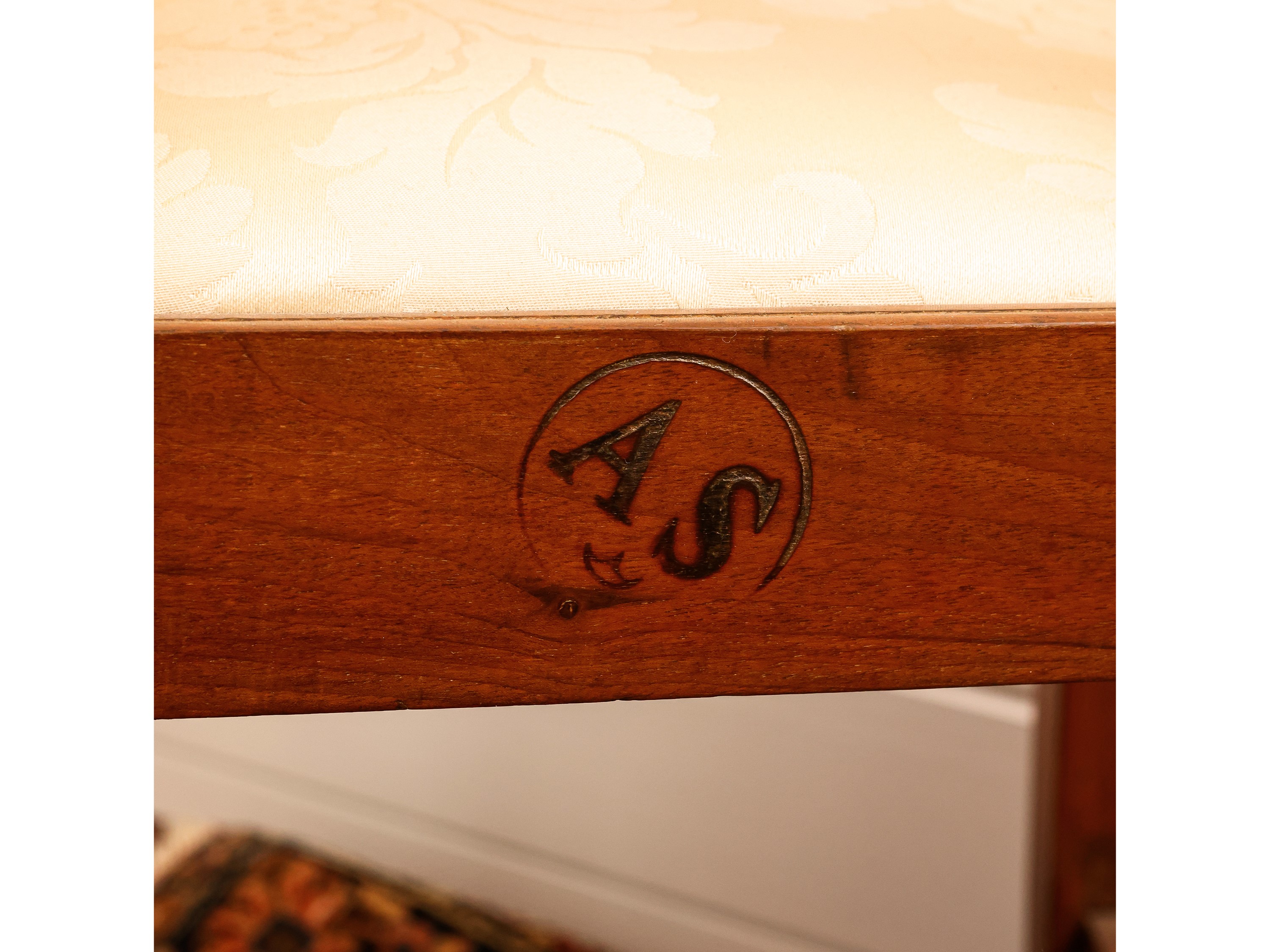 Coppia di sedie in noce