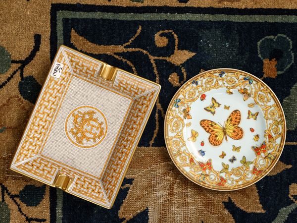 Due oggetti decorativi in porcellana, Hermés e Versace