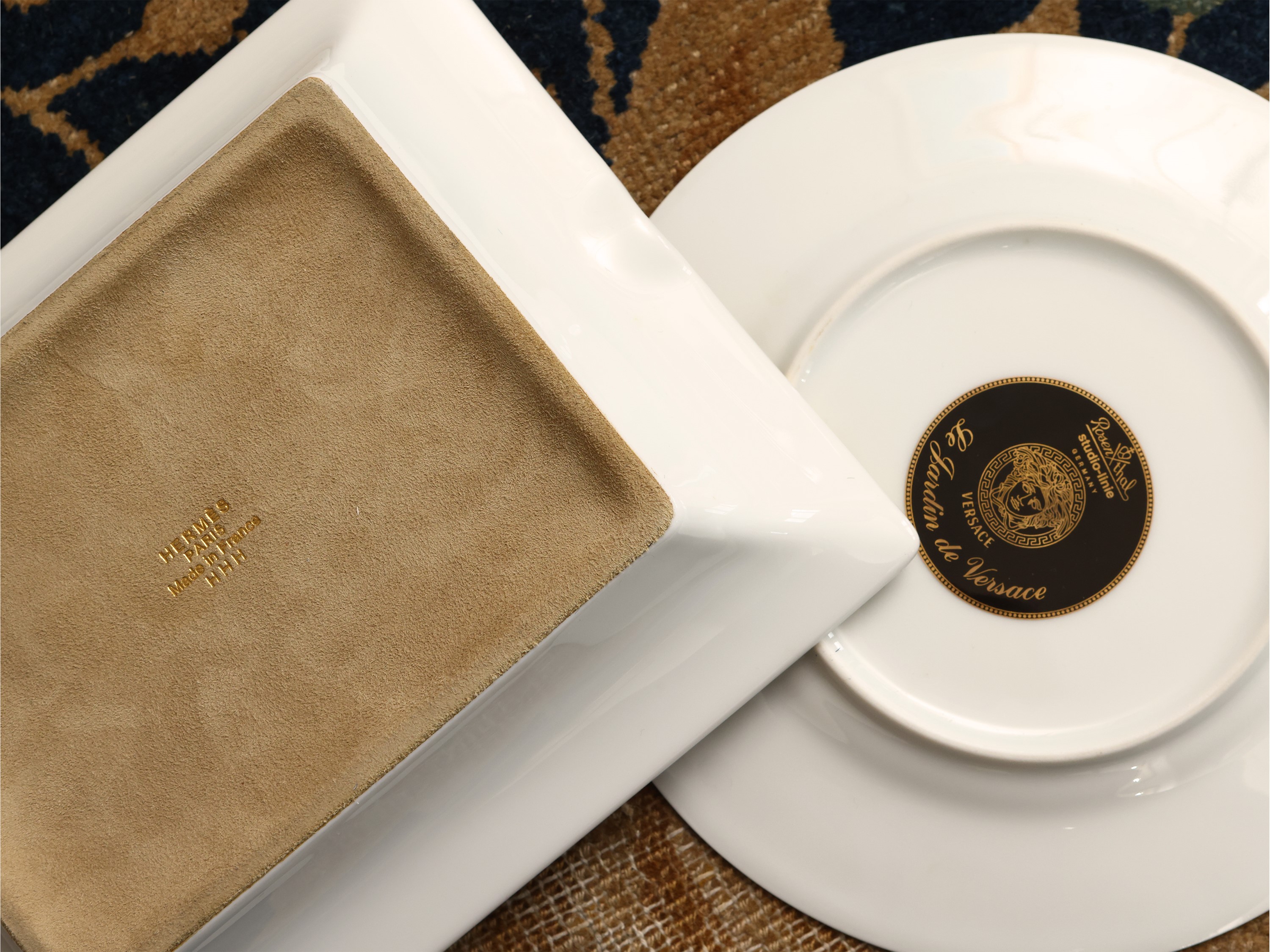 Due oggetti decorativi in porcellana, Hermés e Versace