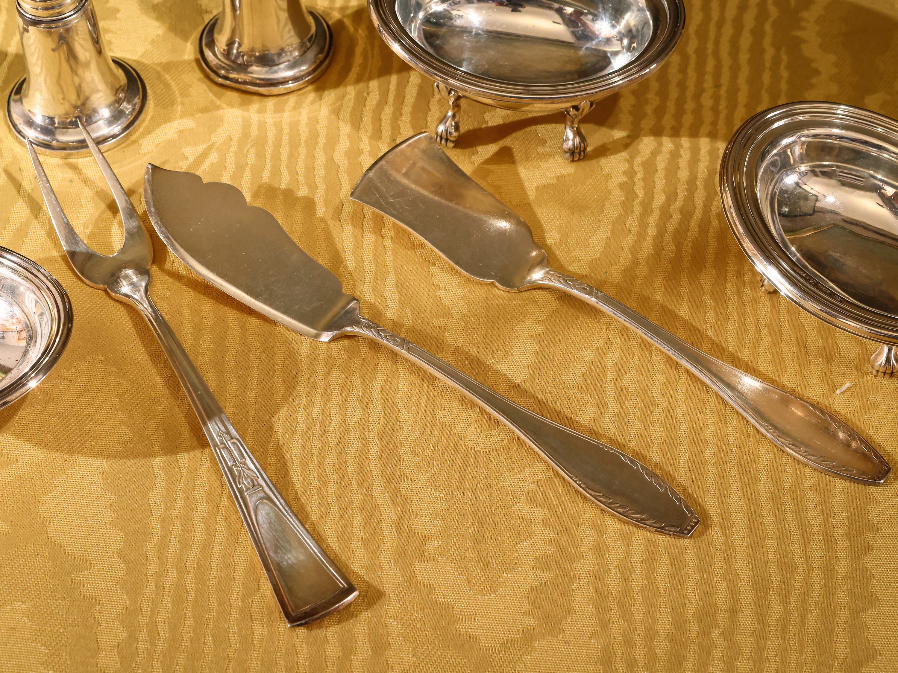 Assortimento di argenteria per la tavola