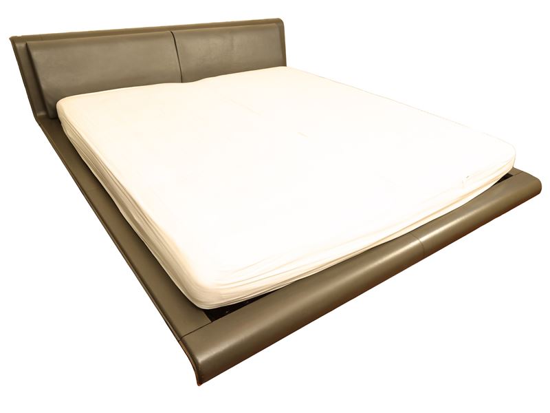Letto Matrimoniale in Pelle Color Fango di Gusto Contemporaneo