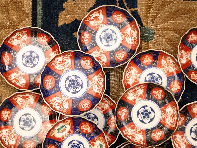Serie di Tredici Coppette in Porcellana Imari