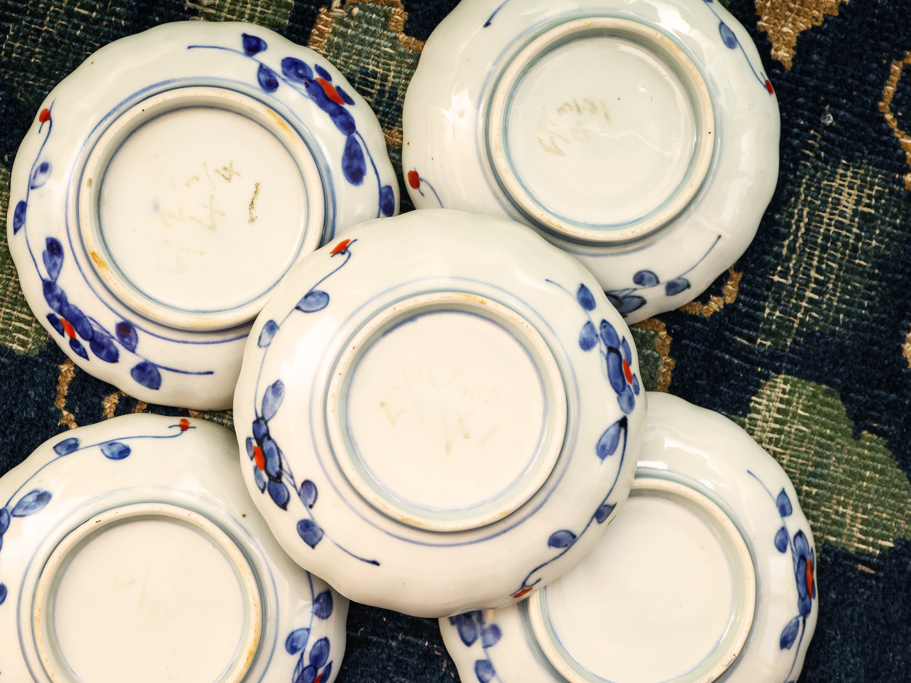 Serie di Tredici Coppette in Porcellana Imari