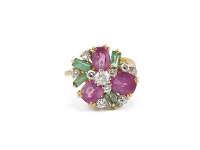 Anello in Oro Giallo con Diamanti, Corindoni Rosa e Smeraldi