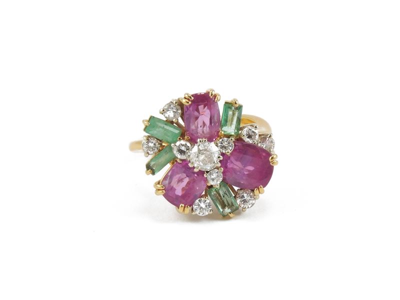 Anello in Oro Giallo con Diamanti, Corindoni Rosa e Smeraldi