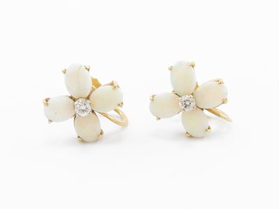 Orecchini in Oro Giallo 585/1000 con Diamanti e Opali Nobili Bianchi