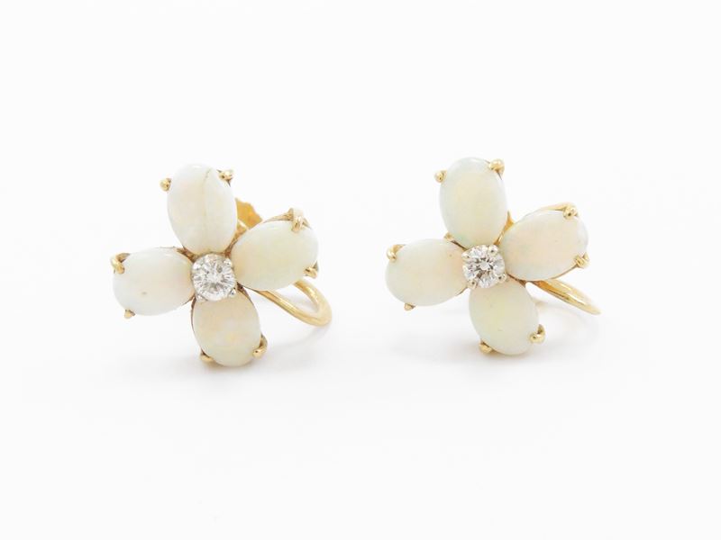 Orecchini in Oro Giallo 585/1000 con Diamanti e Opali Nobili Bianchi