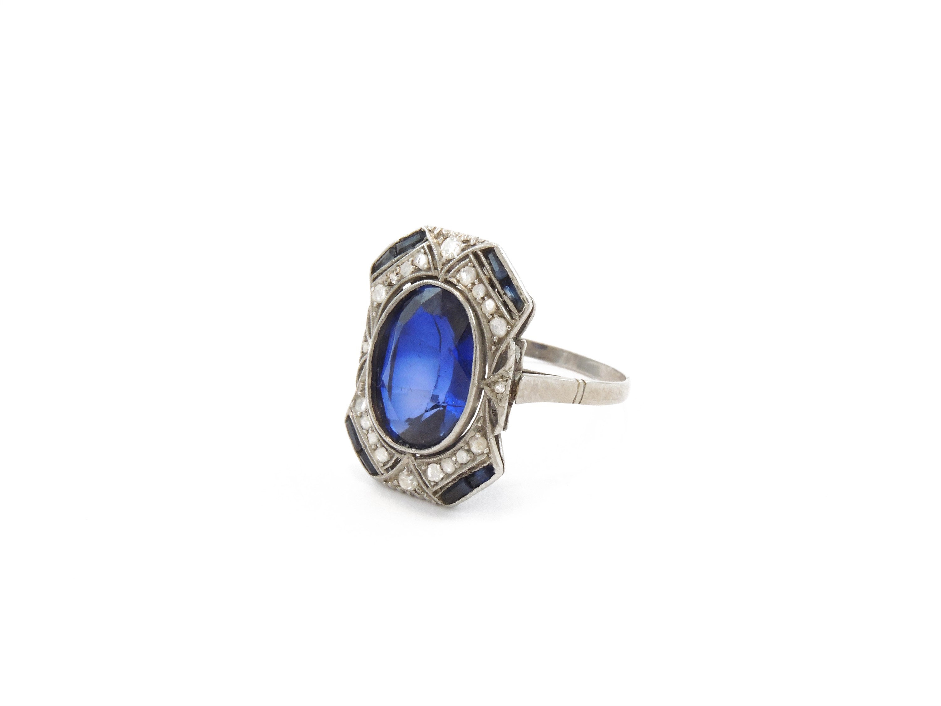 Anello in Oro Bianco con Diamanti e Zaffiri Sintetici