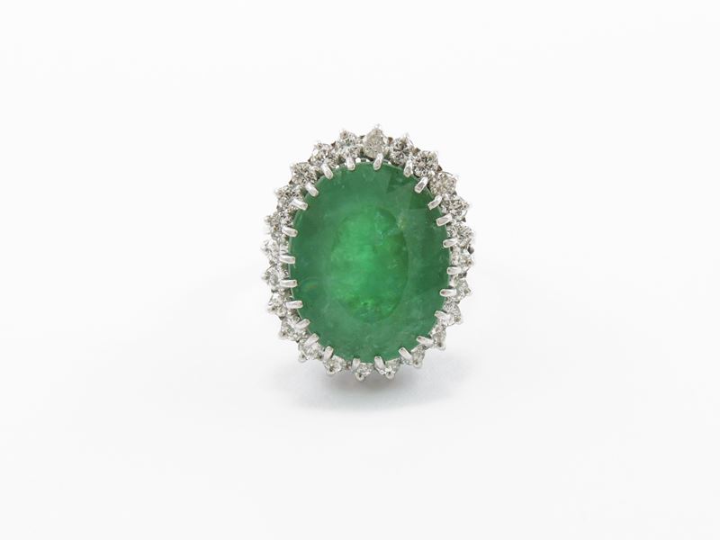 Anello in Oro Bianco con Diamanti e Smeraldo