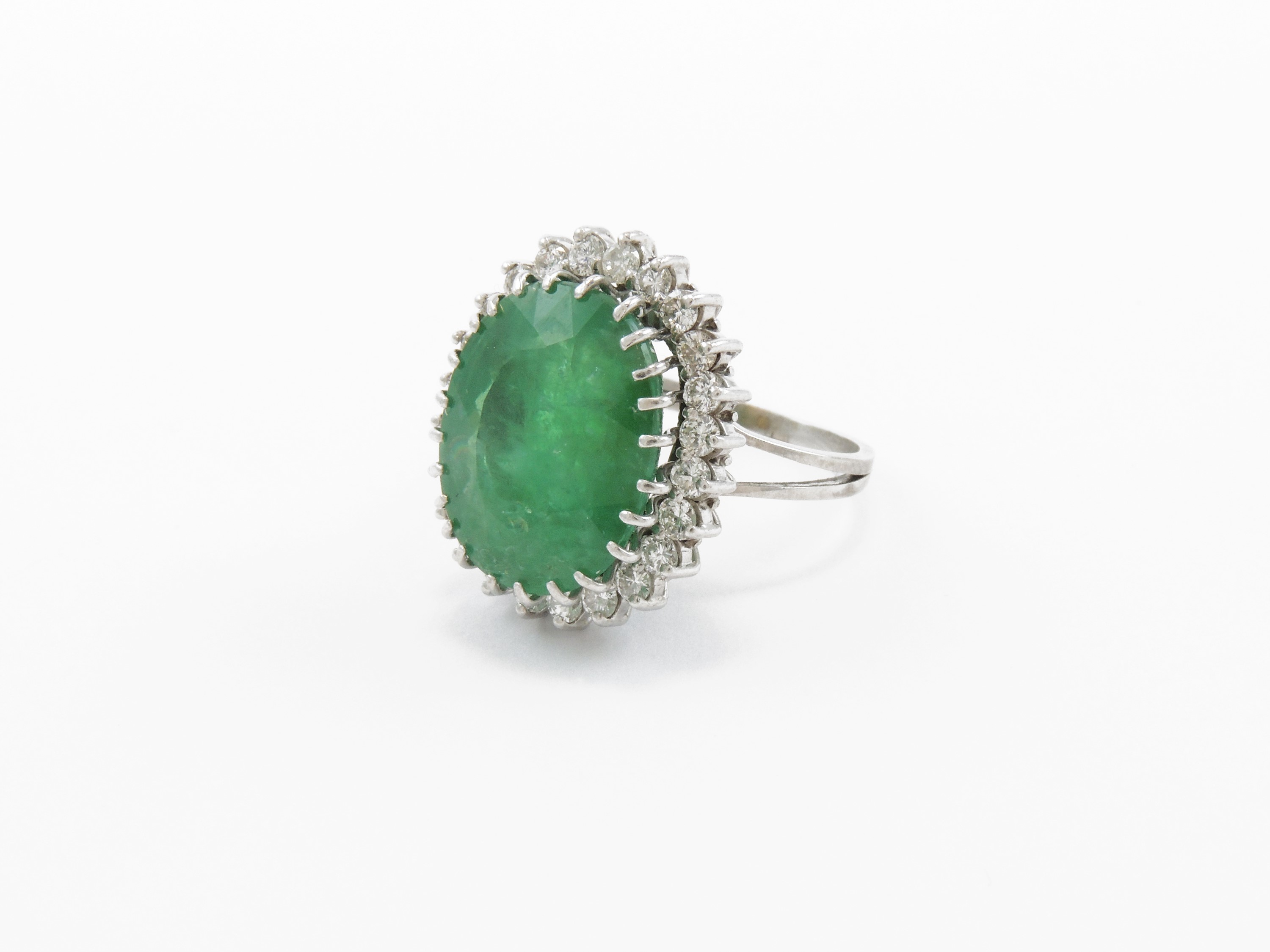 Anello in Oro Bianco con Diamanti e Smeraldo