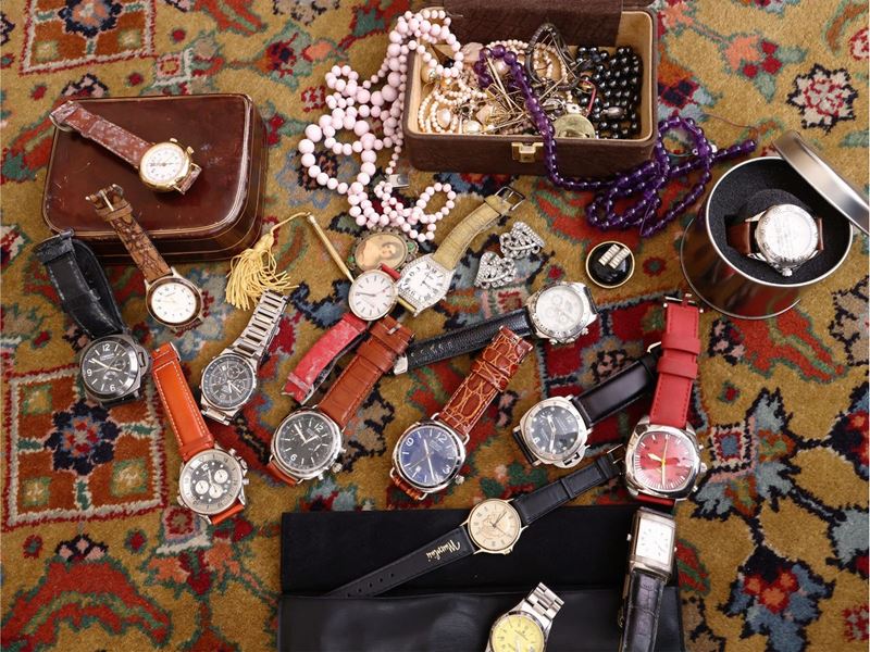 Assortimento di Bigiotteria e Orologi da Polso
