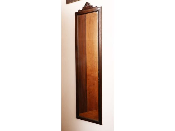 Piccola specchiera con cornice in legno tenero