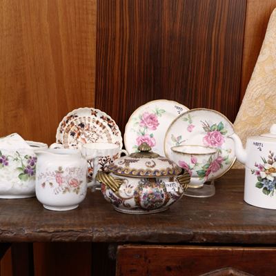 Assortimento di Accessori in Porcellana per il Tè e il Caffè