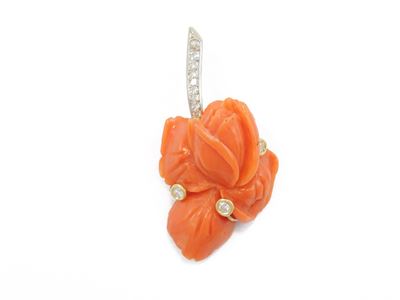 Pendente in Oro Giallo e Bianco con Diamanti e Corallo Rosso Arancio