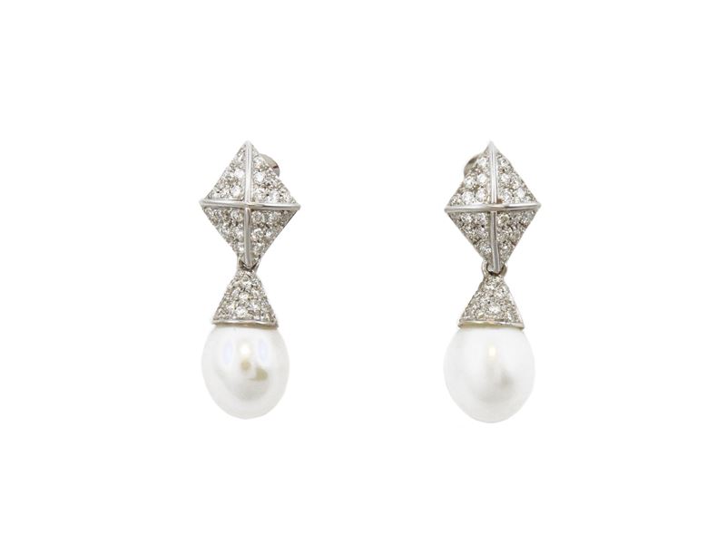 Orecchini Pendenti in Oro Bianco con Diamanti e Perle Coltivate