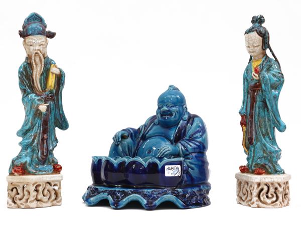 Tre figure orientali in ceramica