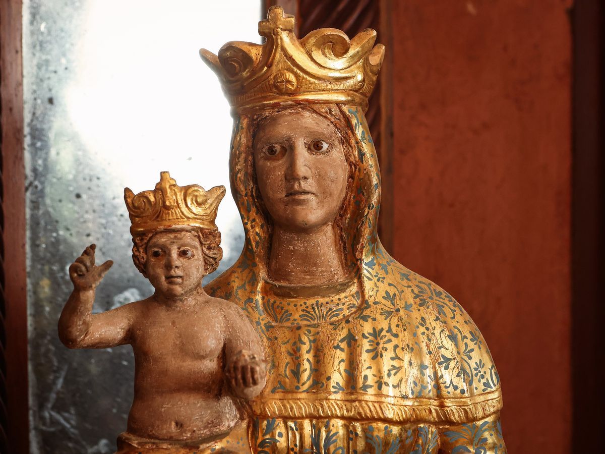 Madonna con Bambino in Terracotta Smaltata e Dorata