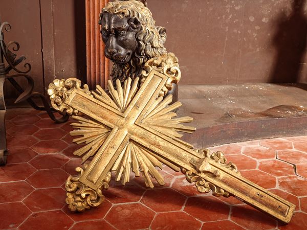 Croce astile in legno intagliato e dorato