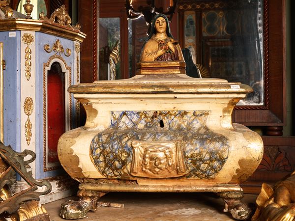 Reliquairio ad urna in legno laccato e dorato