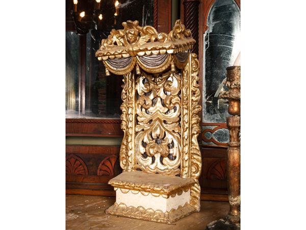 Base for devotional sculpture in carved, gilded and mecca-gilded wood