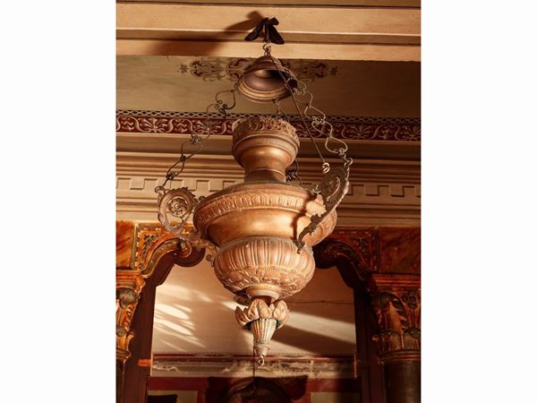 Grande lampada votiva in metallo sbalzato