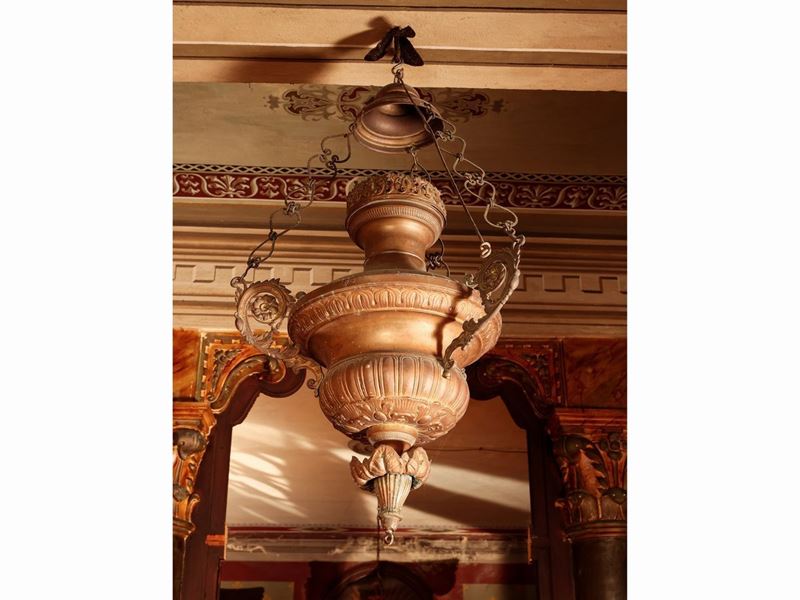 Grande Lampada Votiva in Metallo Sbalzato