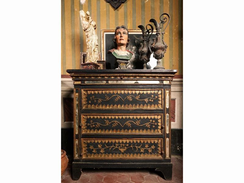 Piccolo Cassettone in Legno Ebanizzato e Lumeggiato in Oro