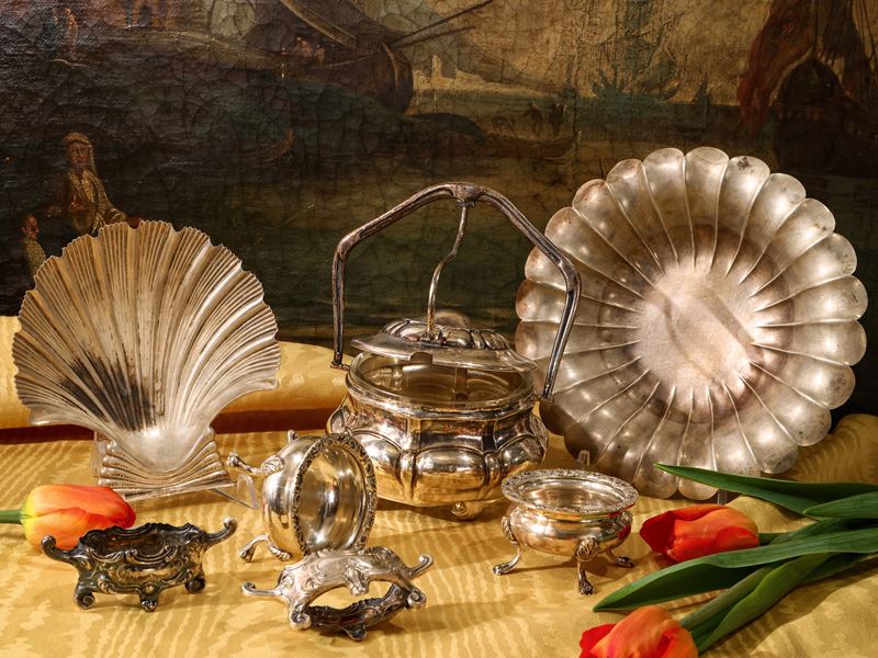 Assortimento di argenteria per la tavola