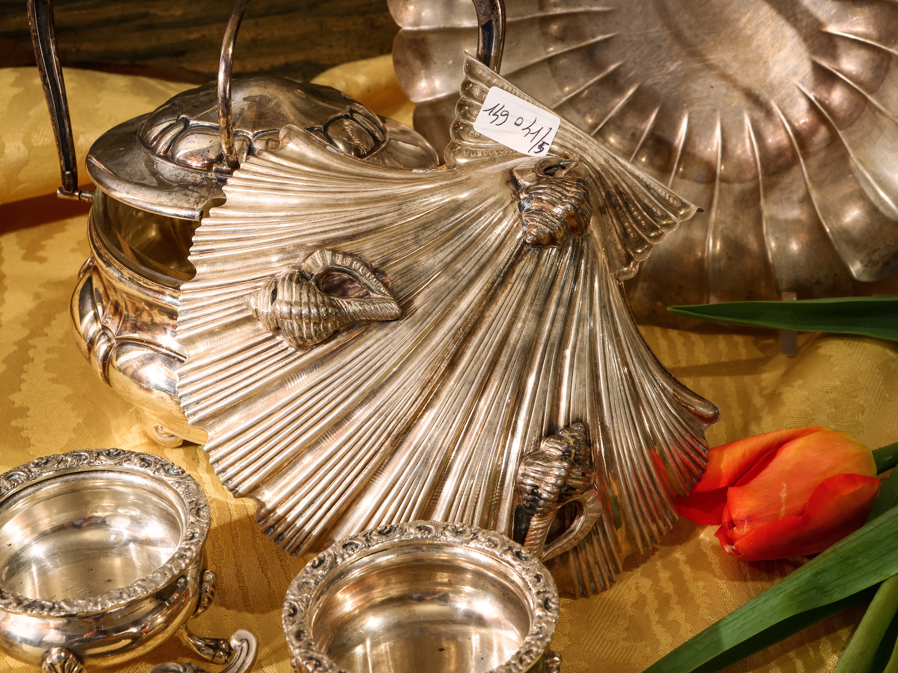 Assortimento di argenteria per la tavola