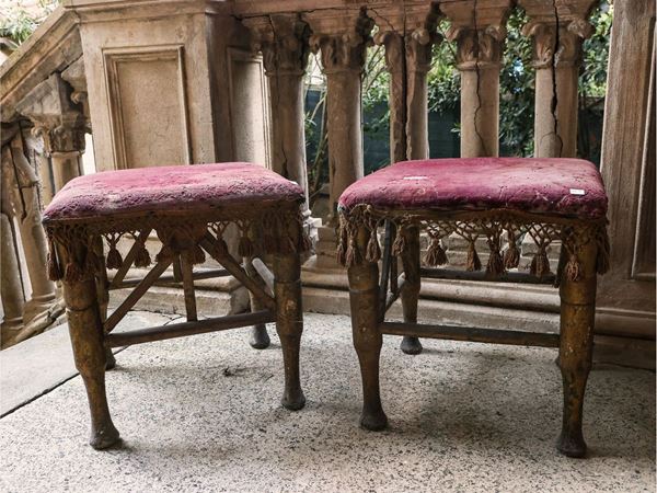 Coppia di sgabelli in legno laccato e dorato