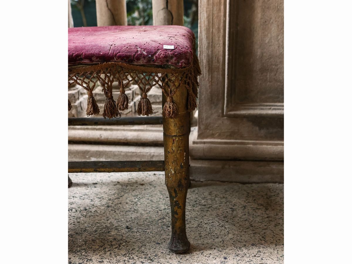 Coppia di Sgabelli in Legno Laccato e Dorato