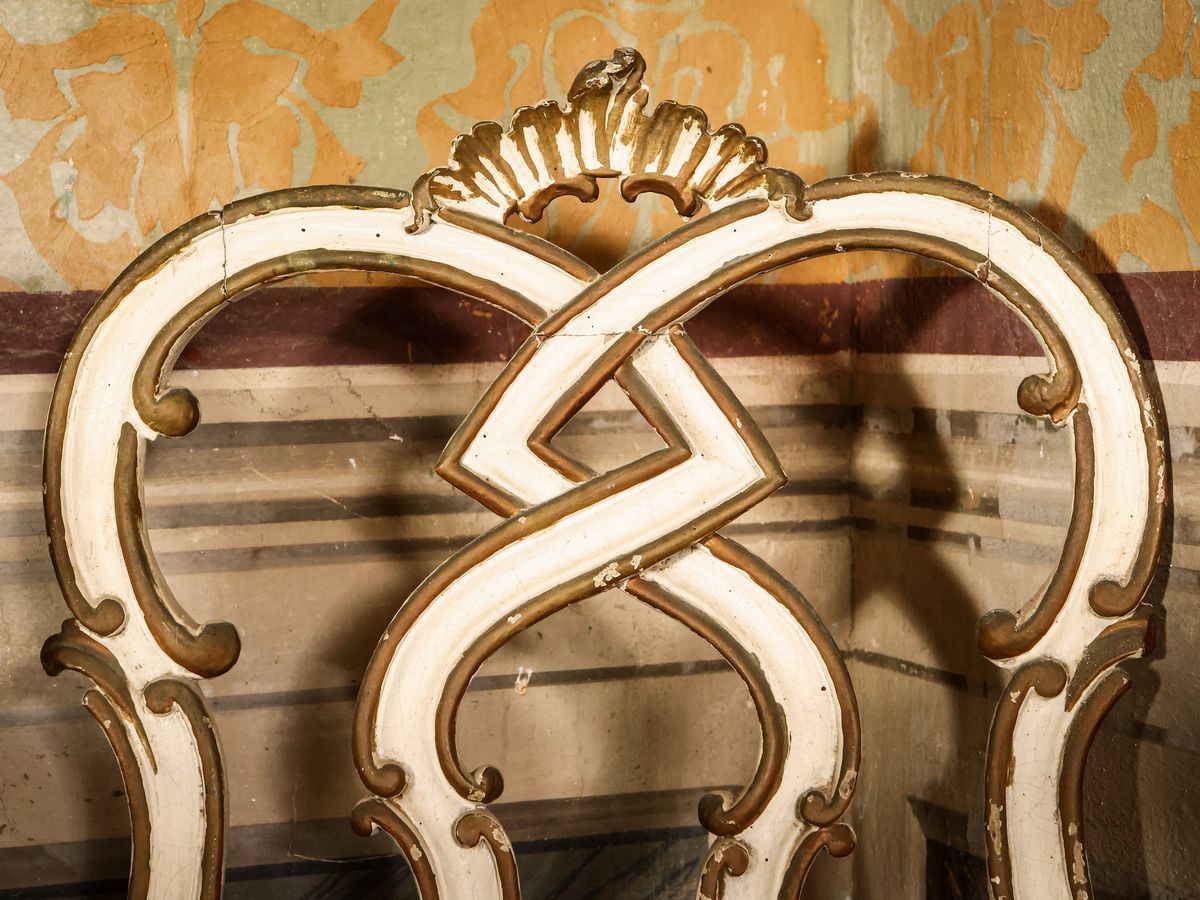 Serie di Quattro Sedie in Legno Laccato Bianco e Dorato