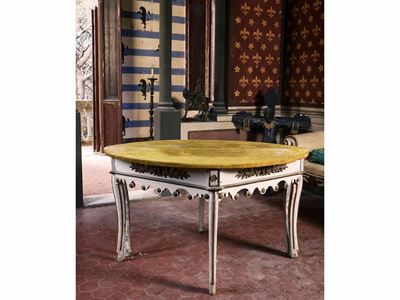 Coppia di Mezzi Tavoli in Legno Laccato Bianco e Dorato