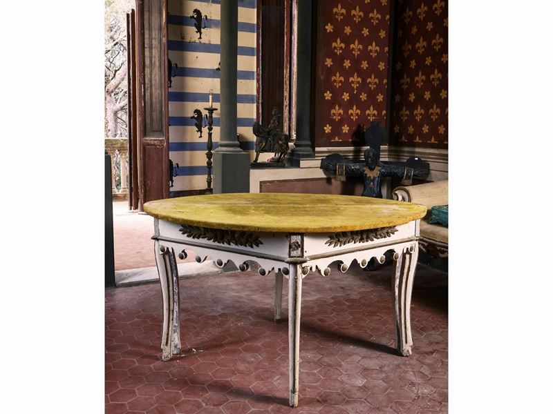Coppia di Mezzi Tavoli in Legno Laccato Bianco e Dorato