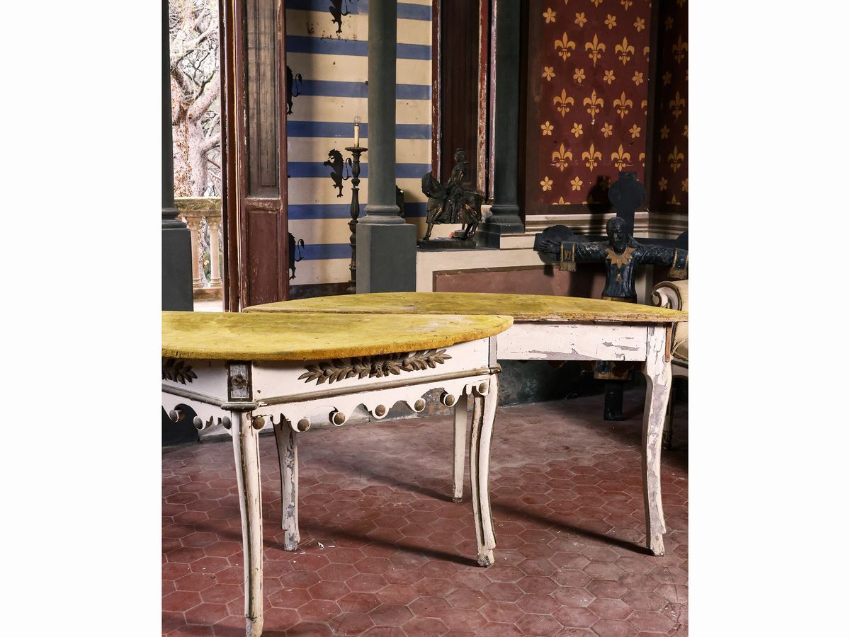Coppia di Mezzi Tavoli in Legno Laccato Bianco e Dorato