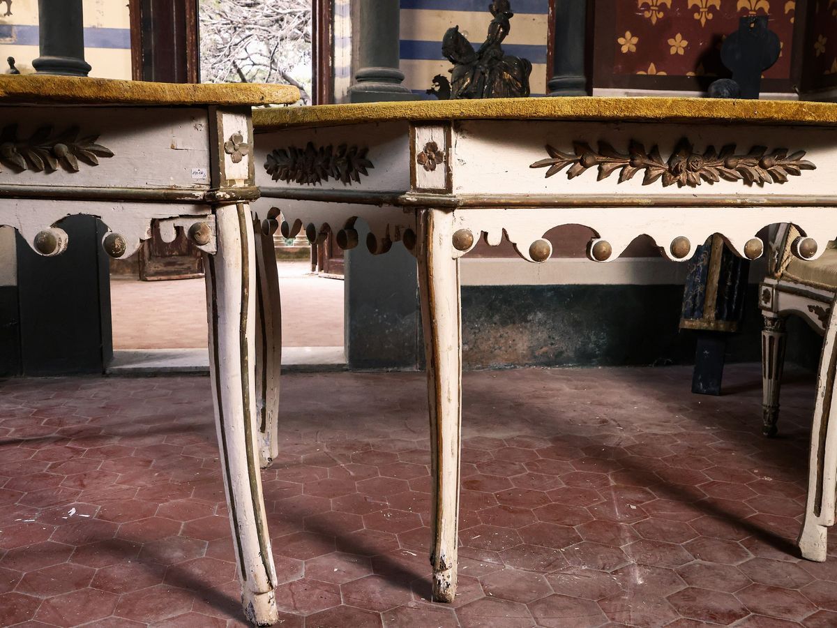 Coppia di Mezzi Tavoli in Legno Laccato Bianco e Dorato