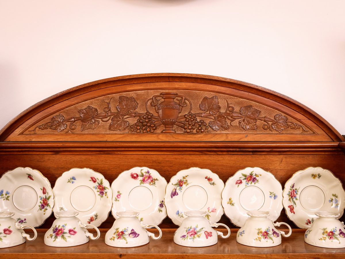 Piccola credenza a due corpi impiallacciata in piuma di noce