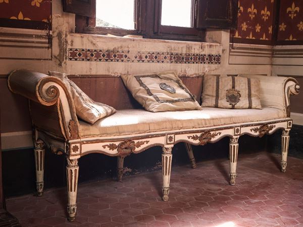 Divano a panca in legno laccato bianco e dorato